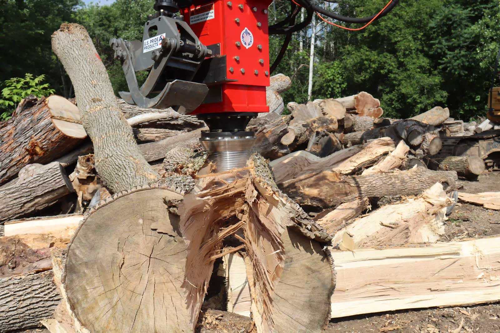 HF-800 with Grapple splitting big log